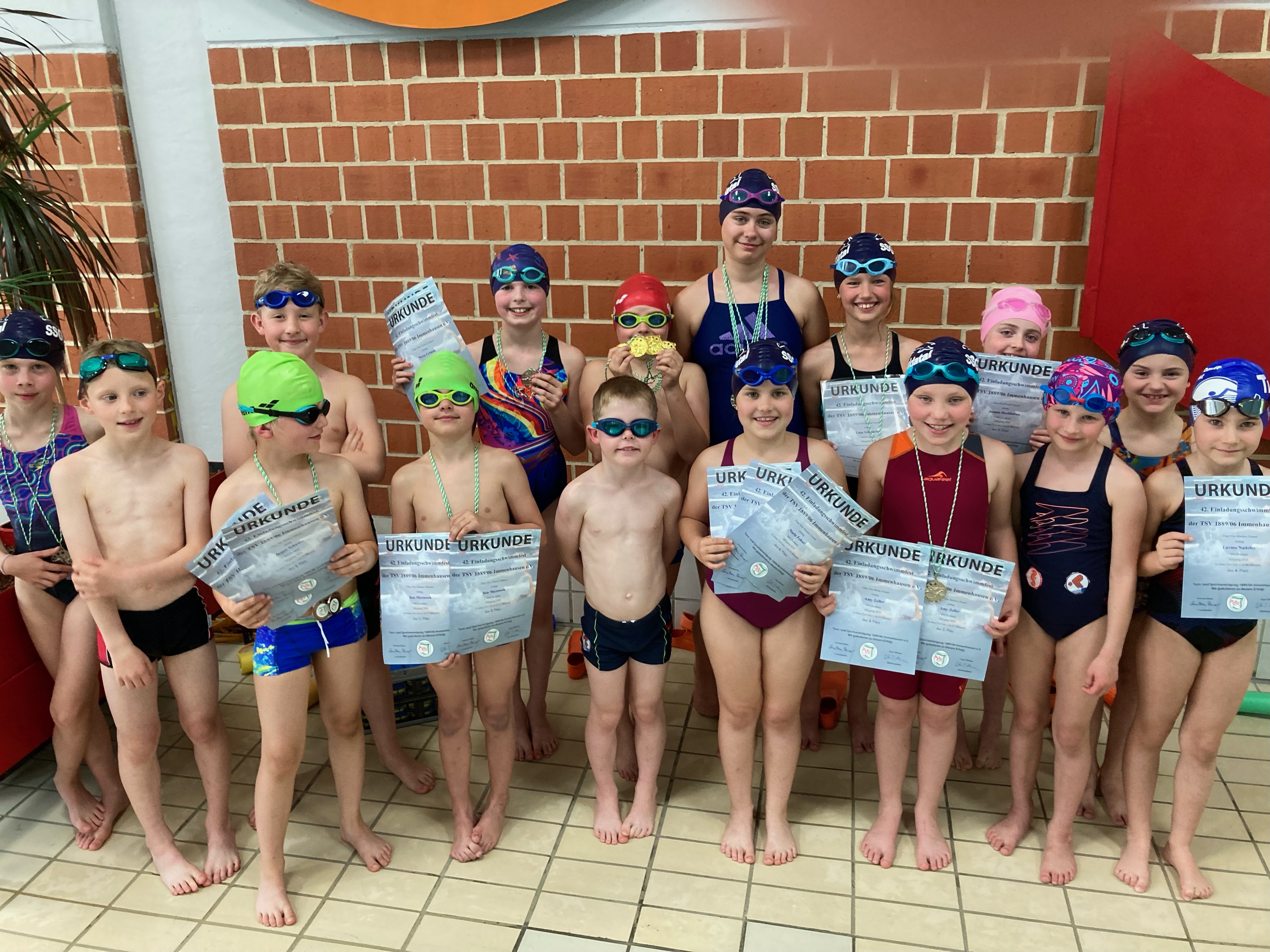 Erfolgreiche Kinder beim Einladungsschwimmen in Immenhausen